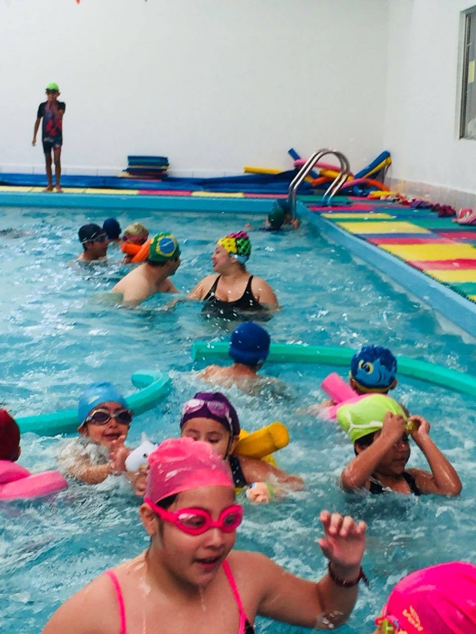 Niños aprendiendo a nadar