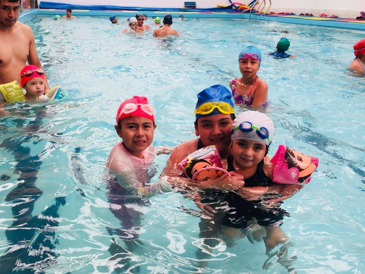 Niños disfrutando la alberca