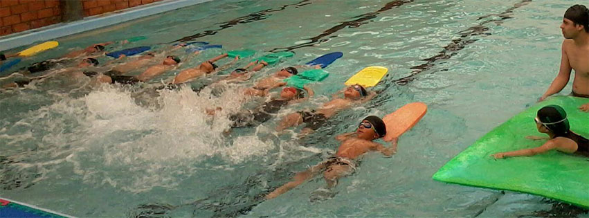 Familia en la alberca